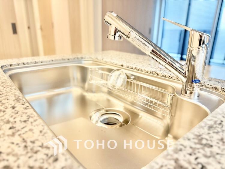 キッチン ◆今宵の食卓◆ダウンライトに反射するグラスを眺めながらワインを注ぐ。トクトクと心地いい音をさせながら、フランスの古城を思わせる薫りがたちこめ、とても幸せな時を過ごせる。