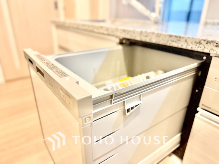 キッチン ◆キッチン◆美味しい料理を作りたくなるような気持にさせてくれる、腕を振るえる自慢のスペース。見上げると柔らかなダウンライトが包み込み、彩りを添えます。艶と光沢のある居心地の良いわが家のキッチン。