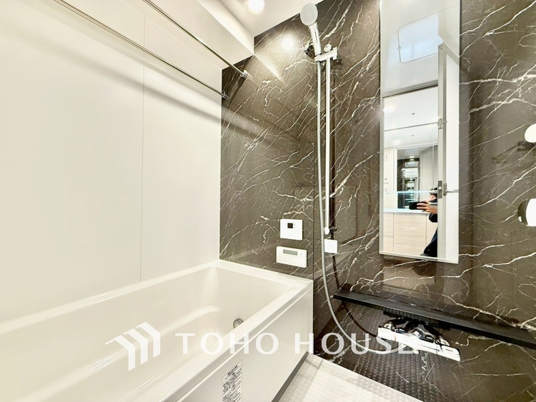 風呂 ◆浴室◆の温もりを感じ、ふわりと寄り添う太陽の妖精たちが自然と僕達を微睡ませる。うとうとしたい訳ではないがそんな時間が嫌いじゃない自分がここにいる。