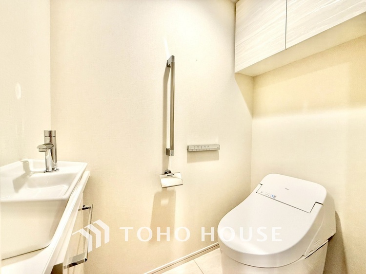 トイレ ◆トイレ◆トイレも全て新品に交換されており、清々しく新生活を始めることができます。白基調の清潔感のある空間に生まれ変わりました。