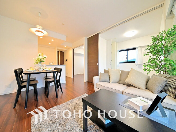 内装 広がりのある住空間、家族が集まるリビング・ダイニング