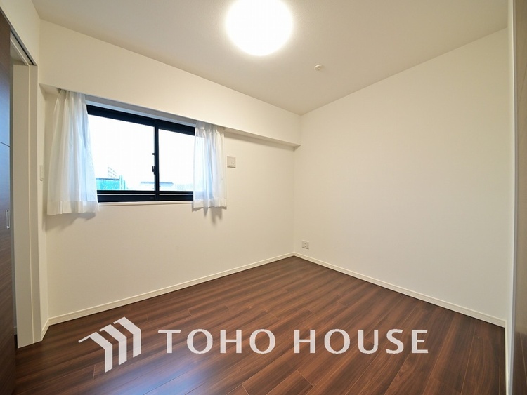 内装 採光もある洋室は、くつろぎのひと時を過ごすのにぴったり