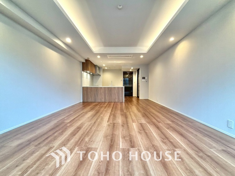 内装 居心地のいい暮らしには欠かせない眩い採光。ゆったりとした幅の窓からこの空間に降り注ぐ採光が絶えない。明るいリビングこそ居心地のいい暮らしが待っているのだと思う。