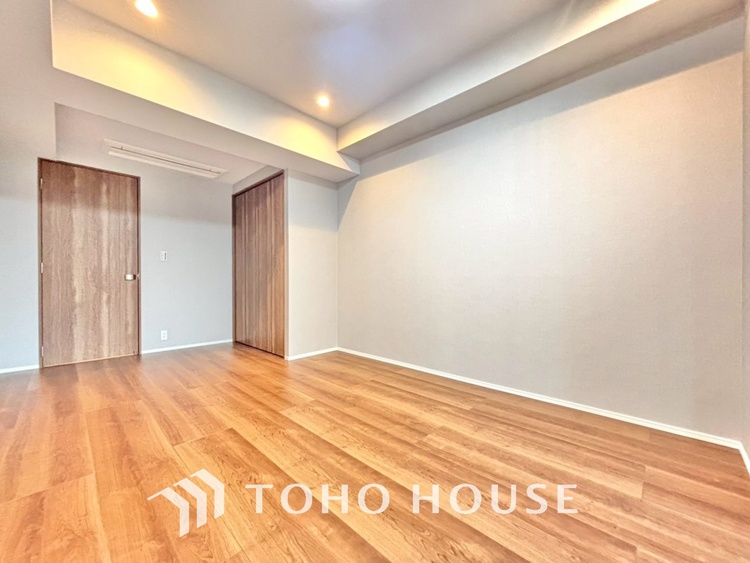 内装 風の通り道。舞い込んでくる風が優しく躍り、室内に爽やかな空気を運んでくる。そこに季節の息吹を感じて、いまがどんな季節なのかを実感する。