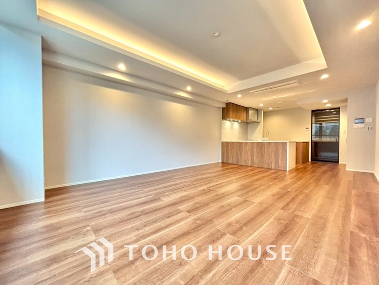 内装 叶えたかったのは落ち着きのあるナチュラルな風合い、そして開放感があるリビング。優雅な気分に浸れる幸せな時間を家族が自然と集まりたくなるこの空間で。