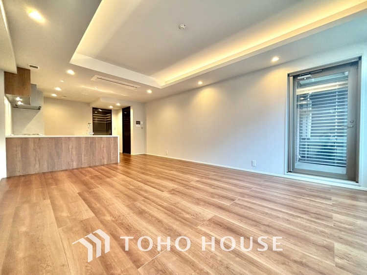 内装 ◆サンサンと◆差し込む太陽の光がこのリビングに笑いをもたらす。ソファの上のクッションがポカポカした暖気にぬくぬくと微睡んでいる。