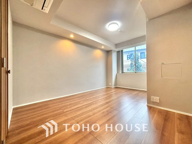 内装 使いやすく、明るい洋室に仕上がります。子供部屋や趣味のお部屋にご利用できます。ご自身で家具などを配置し、素敵な空間を創り上げられます。