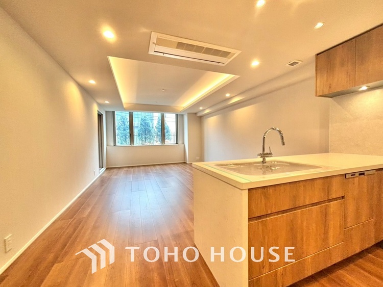 内装 ここはみんなが集い、食事と楽しい会話が始まる場所。話に夢中になりすぎて、ついつい時を忘れ、夜半過ぎになってしまう。そんな束の間の幸せを感じさせてくれます。