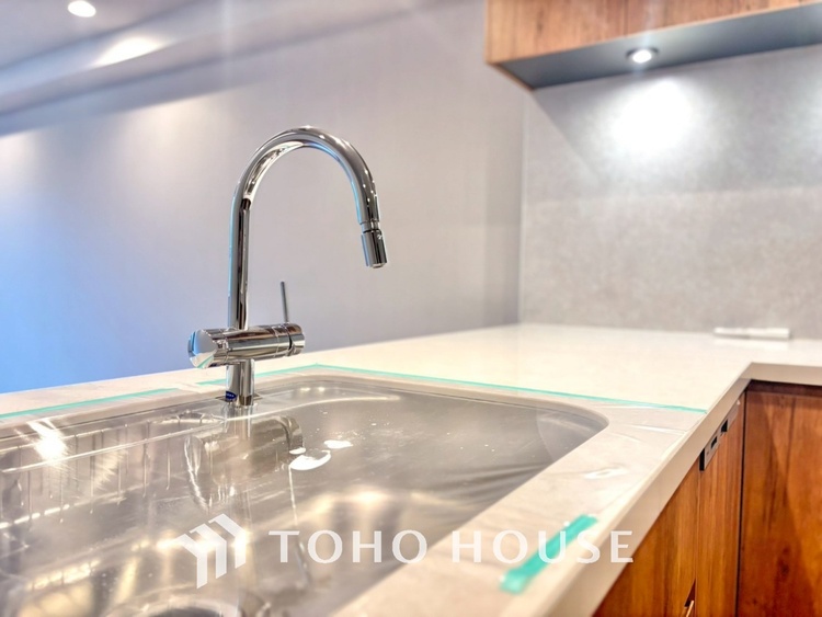 キッチン 手元の収納から、足元の収納までが全てスライド式で、奥のスペースまで有効に活用できます。奥まで上から見渡せるので、たまにしか使わない調理器具もサッと取出せます。