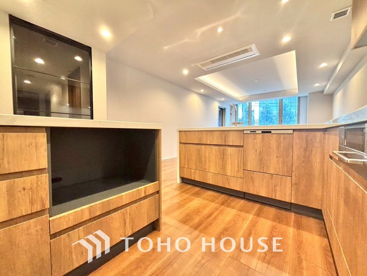 キッチン ◆愛育◆キッチンは家族の絆を育む大切な空間。シンプルで使い易いSystemKitchenで愉しく作る料理は愛情のある美味しいご馳走に。家族で使える広々としたダイニングキッチンです。