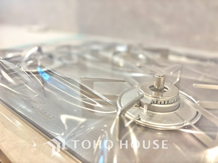 キッチン キッチンは家族の絆を育む大切な空間。シンプルで使い易いシステムキッチンで愉しく作る料理は愛情のある美味しいご馳走に。家族で使えるダイニングキッチンです。