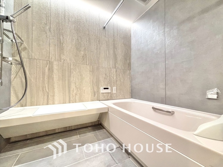 風呂 【浴室】《一日の疲れを落としてくれる場所は、落ち着く場所でなければならない》　高級感溢れるカラーと大きさ・柔らかな曲線で構成された半身浴も楽しめるバスタブが心地よさをもたらします。