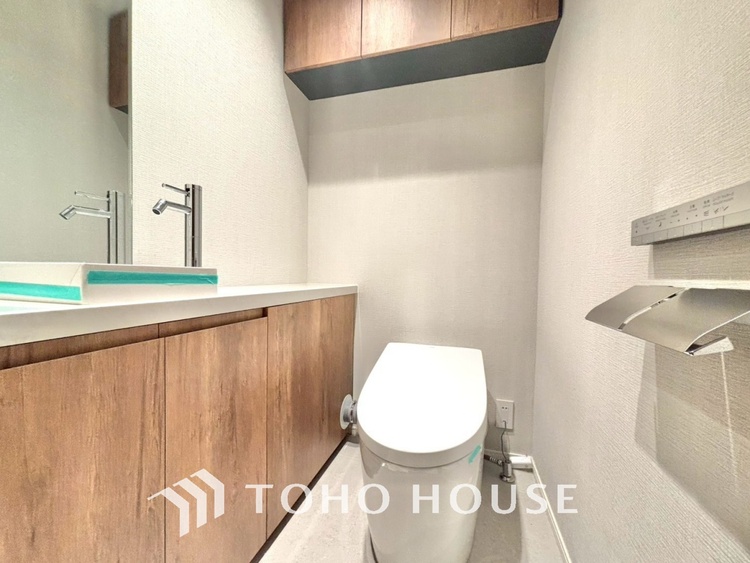 トイレ 清潔感あるホワイト調のクロスと温もり溢れるモダンカラーの床材が見事に調和した本邸宅は、毎日の生活を少しでも快適に過ごして頂ける様に落ち着いた雰囲気作りから行っています。