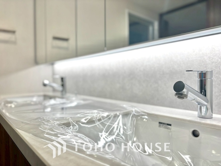 洗面 気持ちの良い朝をつくりだし、夕方には笑顔を取り戻させてくれるミラー。パウダールームはいつでも本来の自分を取り戻せる空間。明るく仕上げてあります。