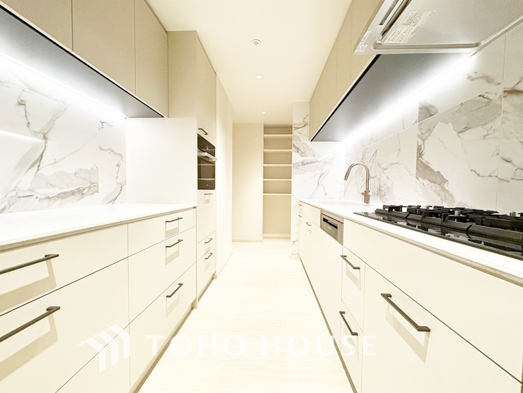 キッチン 【KITCHEN】◆ワクワク◆開放的で機能性も高いシステムキッチン。お子様は毎日のご飯にワクワク！