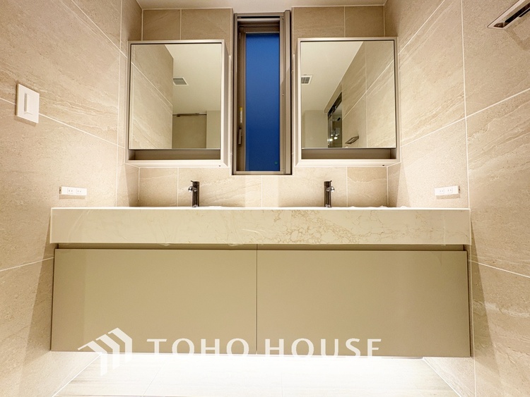 洗面 【WASHROOM】◆快適◆煌びやかな暮らしの中にも忘れたくない快適さ。大きな収納が助けてくれます。