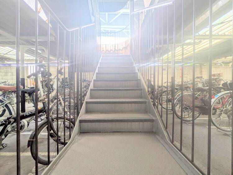 その他 共用部の階段です。明るく清潔に管理されています。