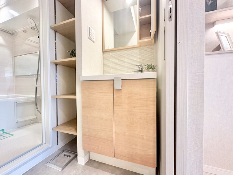 その他 清潔感を感じられる洗面化粧台。