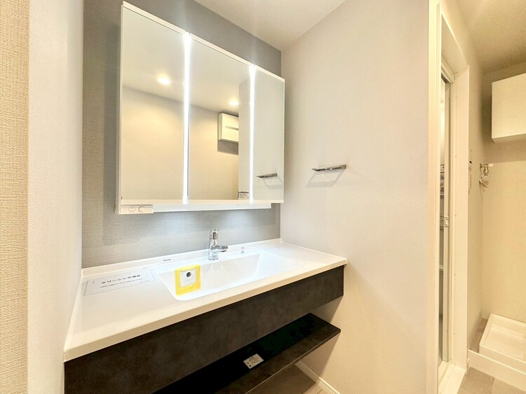 その他 清潔感を感じられる洗面化粧台。