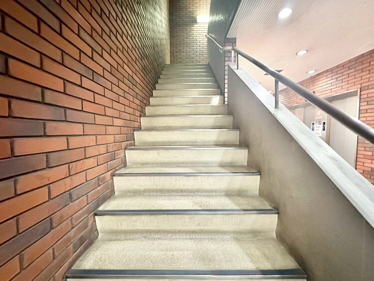 その他 共用部の階段です。明るく清潔に管理されています。