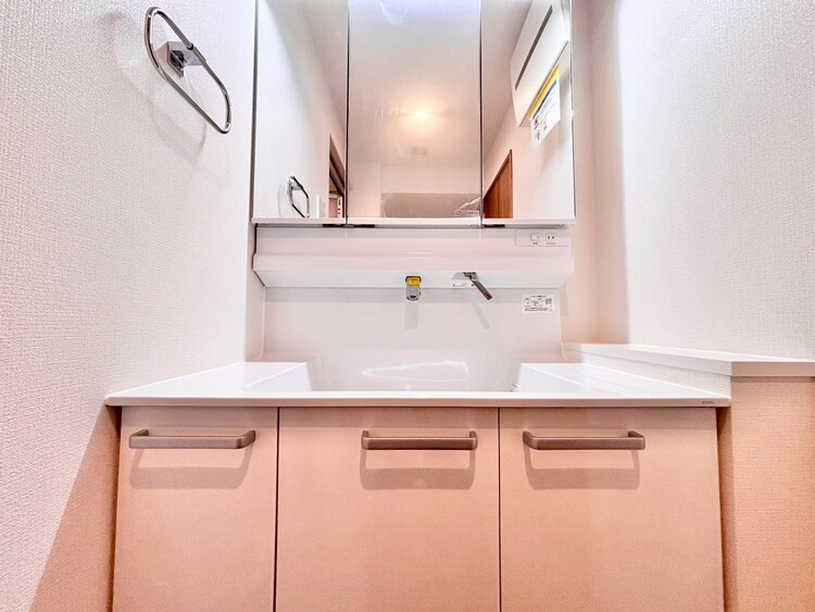 その他 清潔感を感じられる洗面化粧台。