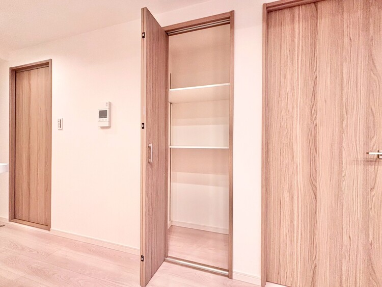 その他 収納スペースが付いていて、お部屋を広く使っていただけます。