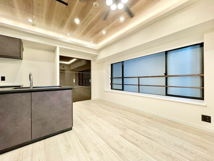 居間 通風・採光に優れ、心地よい光と風が溢れています。