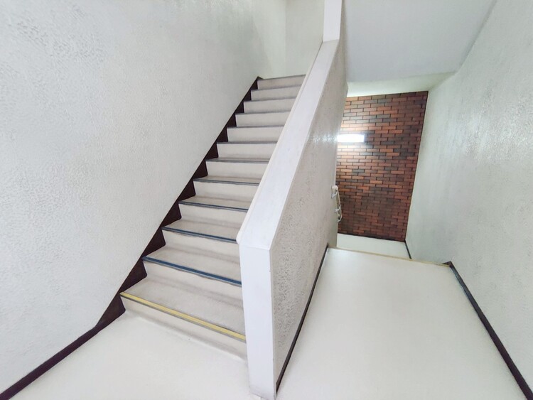 設備 共用部の階段です。明るく清潔に管理されています。