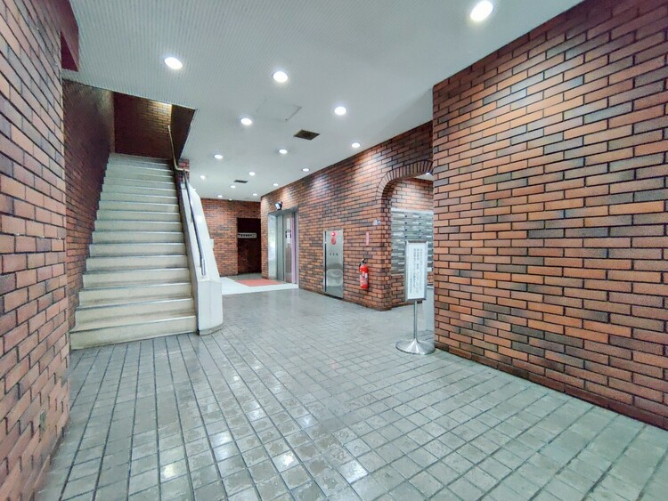 エントランス 綺麗に整備されており、行き届いた管理体制をうかがわせます。