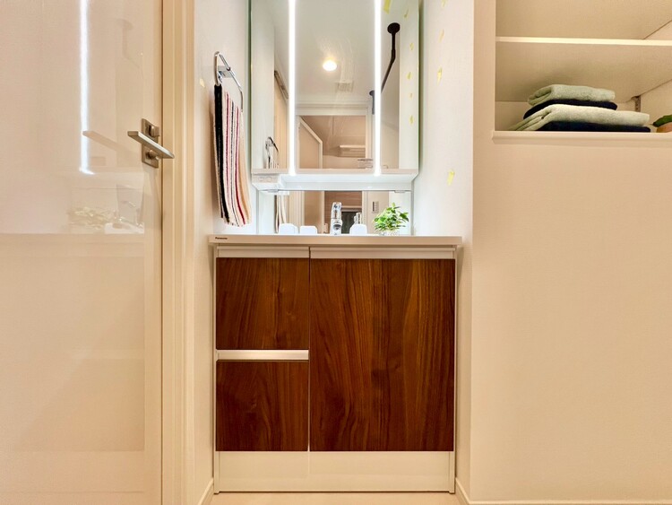 その他 清潔感を感じられる洗面化粧台。