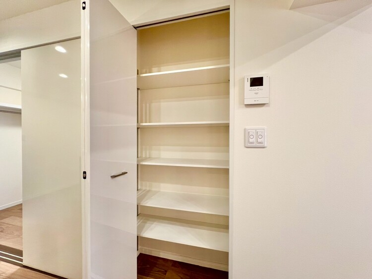 その他 収納スペースが付いていて、お部屋を広く使っていただけます。