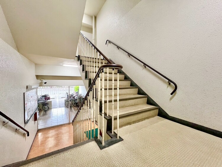 その他 共用部の階段です。明るく清潔に管理されています。