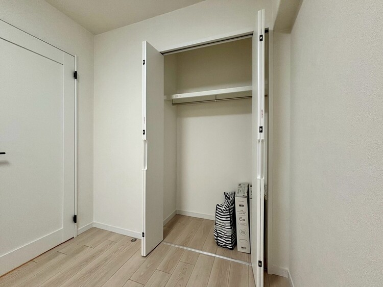 収納 家電やスーツケース、ストック品など何でも片付く嬉しい空間です。