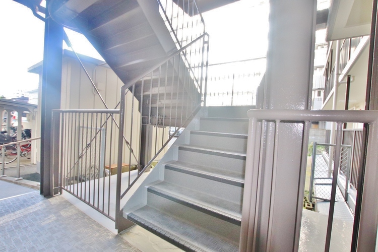 設備 共用部の階段です。明るく清潔に管理されています。