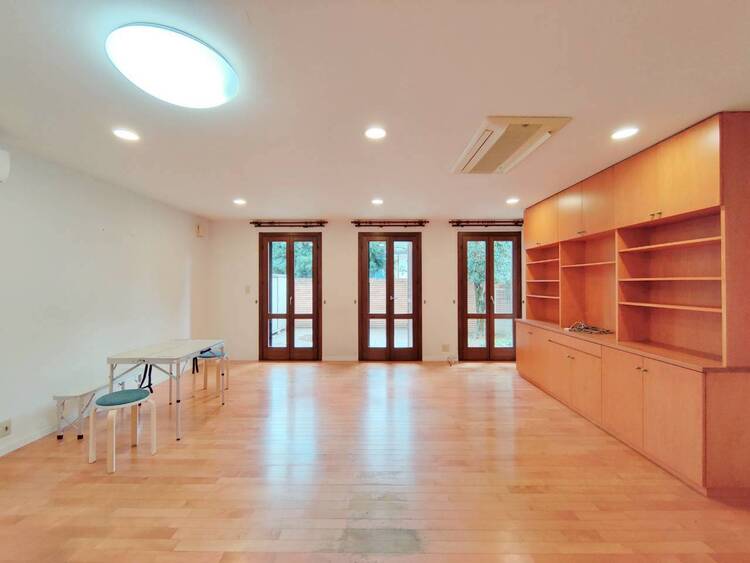 居間 落ち着いた雰囲気に包まれて、伸びやかな空間。