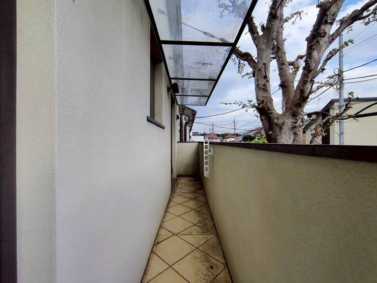 バルコニー 朝の澄んだ空気や、夕方に吹く清々しい風を感じられるバルコニー。