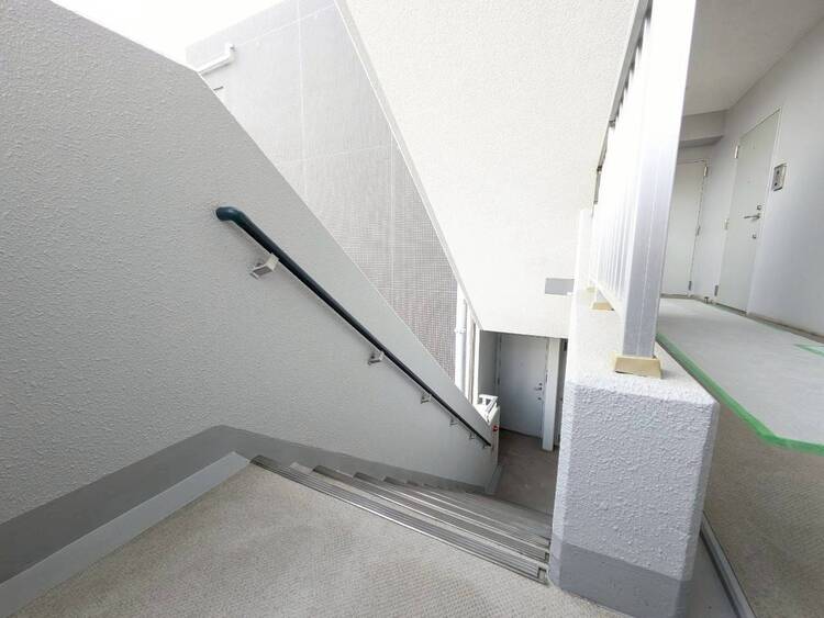 その他 共用部の階段です。明るく清潔に管理されています。