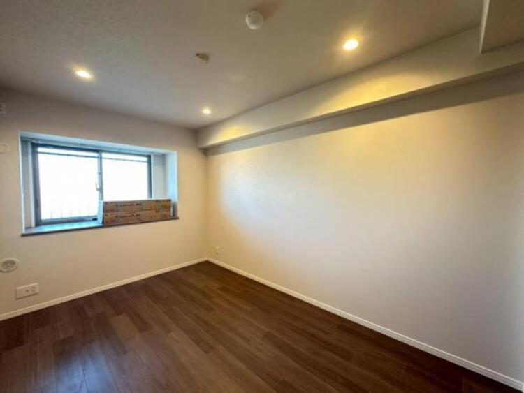 内装 落ち着いた色合いに優しく包まれる、安らぎの主寝室