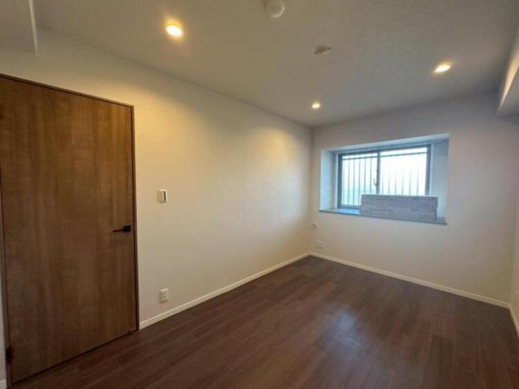 内装 ベッドを置いてもゆとりのある、広さ6.6帖の主寝室です