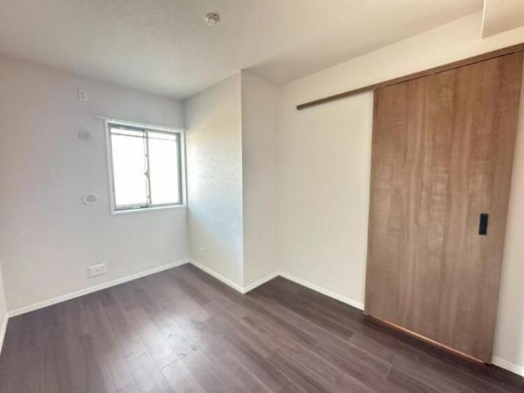 内装 子供部屋にぴったりな洋室。明るい空間で成長を見守ります