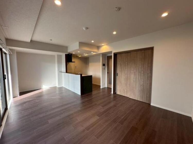 居間 家族団らんのときを優しく包み込む、明るく広々したLDK