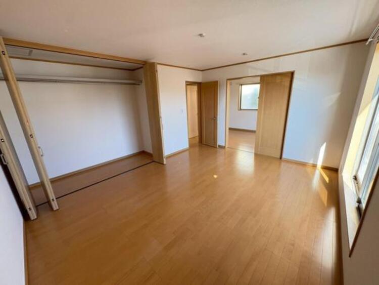 内装 大容量のクローゼットには、ご夫婦の衣類がすっきりと収まりますね