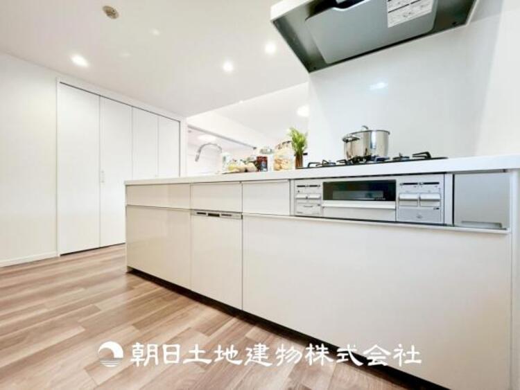 キッチン 【キッチン】日々の生活における家事の動線やリビングとの往来のしやすさに配慮し、お食事の準備や後片付けなどの家事を少しでも楽にするキッチンスペースを目指しました。毎日使う場所だからこそ。ストレスなく使えて、居心地が良くないといけないと思います。