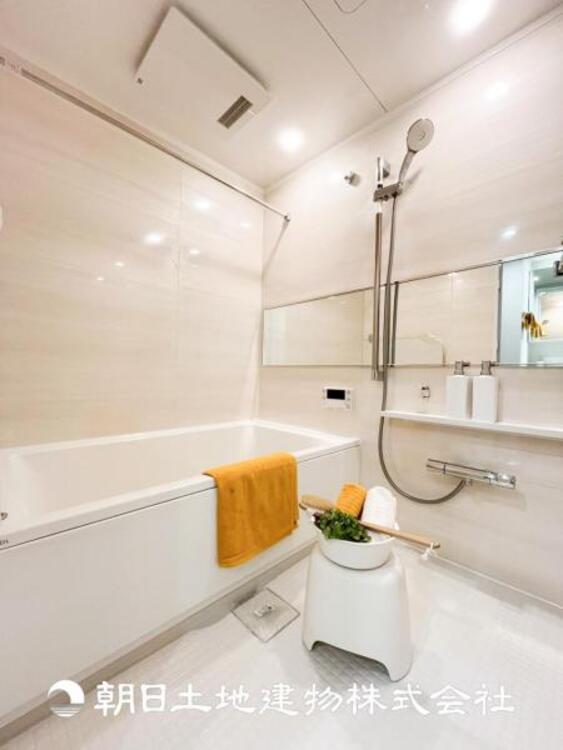 風呂 【浴室】上品な色合いが魅力のバスルームは、ほっと落ち着く空間を作り出しています。広々とした浴槽で体を癒やしながら、疲れを取り除けるような仕様です。お子様と一緒に楽しく入るのもいいですね。