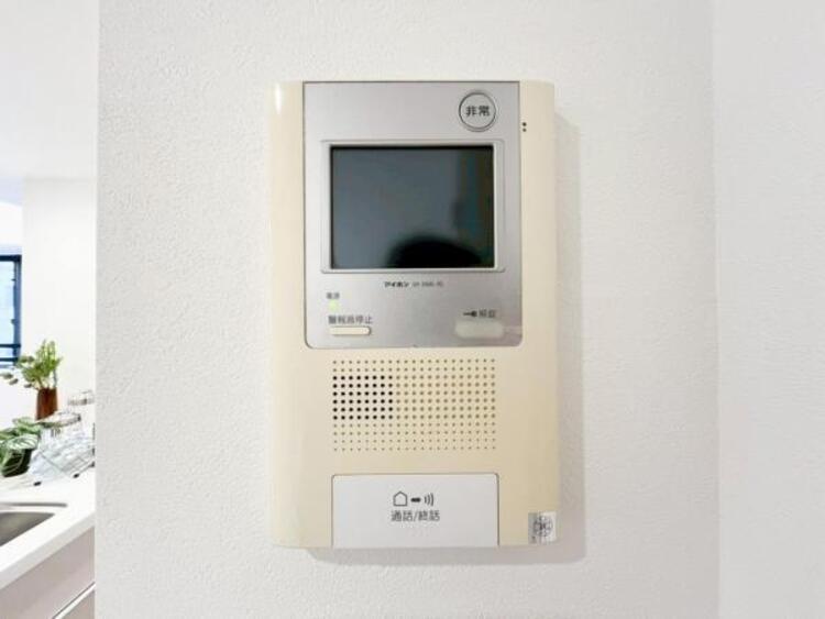 設備 【モニター付きインターホン】訪問者の確認が出来るので、セキュリティ対策にも最適のモニター付きインターホン。