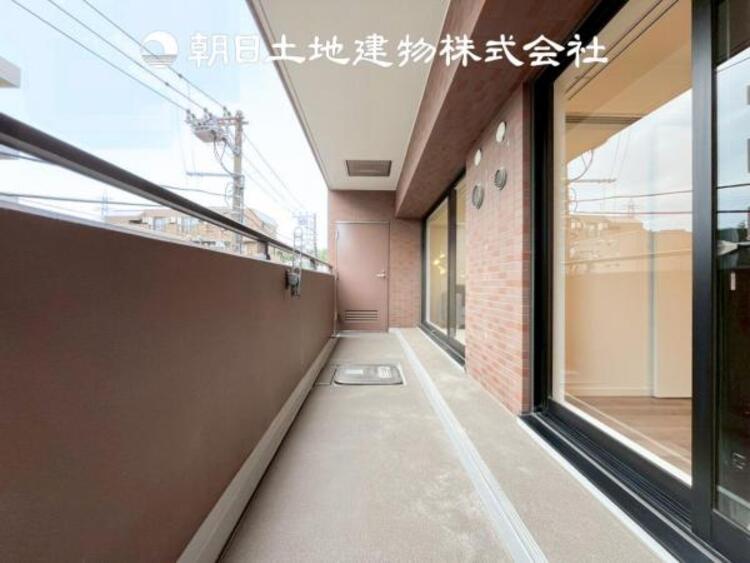 バルコニー 【バルコニー】太陽に愛された家。陽当り・通風に優れた魅力的で快適さを追求した住宅です。ここに住むからこそ意味がある。そんな特別感に浸りながら、毎日をお過ごし下さい。