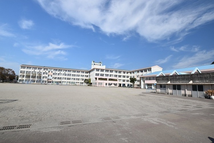 周辺 星峯東小学校【鹿児島市立星峯東小学校】は、星ヶ峯1丁目に位置する1988年創立の小学校です。令和3年度の生徒数は308人で、16クラスあります。校訓は「ひとみ　輝き独り… 徒歩 約10分（約780m）