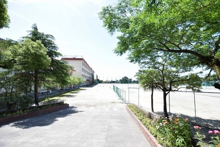 周辺 星峯中学校【鹿児島市立星峯中学校】は、星ヶ峯四丁目にある1982年開校の中学校です。令和4年度の生徒数は487人で、15クラスあります。校訓は「　ひたすらに求め　ひたす… 徒歩 約11分（約850m）