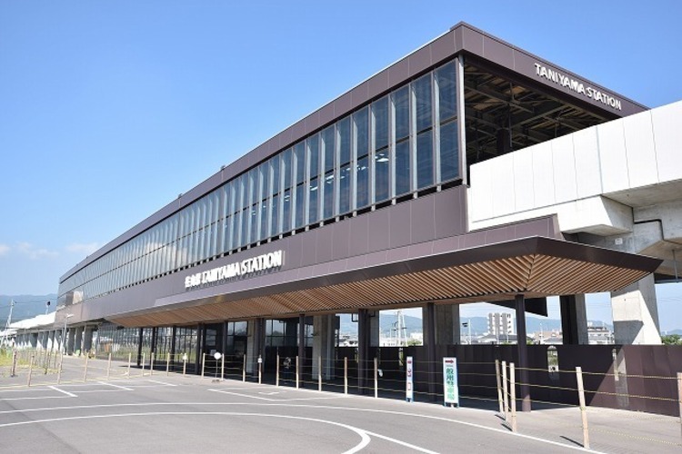 周辺 JR谷山駅谷山中央1丁目にあるJR九州指宿枕崎線の高架駅で一日の平均乗車人数は約2770人である（2019年度）近隣には、市役所谷山支所、鹿児島南郵便局、鹿児島情報高校… 徒歩 約12分（約960m）