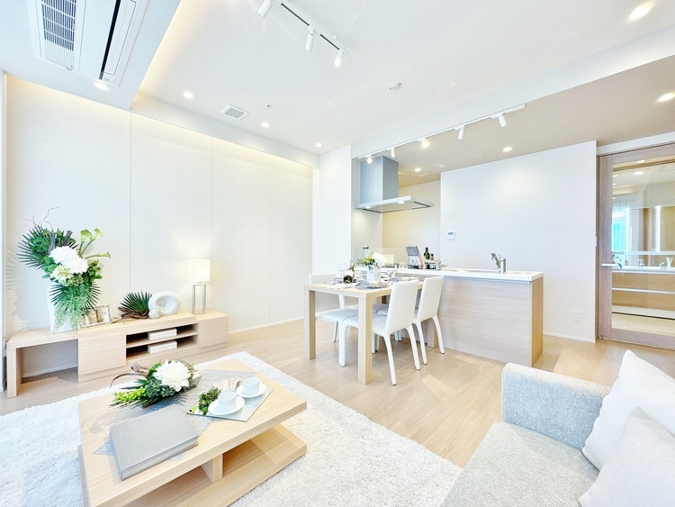 居間 忙しく過ぎゆく日常を置き去るほど、ゆったりした時間が流れるリビング。